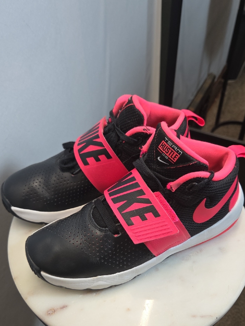 Nike Kids Black & Hot Pink Strap Sneakers Size 6Y